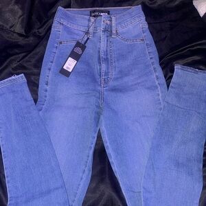 Fashion Nova skinny jeans brand new never worn with tags !!